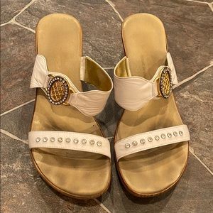 Onyx cling wedge sandals size 8